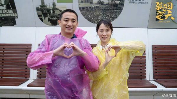 陣容強大！黃磊與梅婷在殺青儀式合手比心，海清發際線上移太顯眼