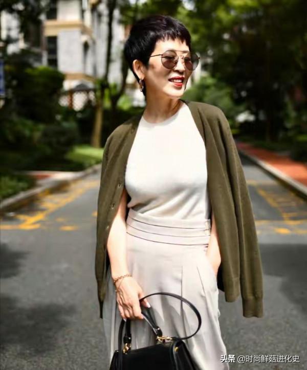 50歲以後穿的是品味,中年女人買衣服更要“少而精”,這3件必備 50歲以後穿的是品味,中年女人買衣服更要“少而精”,這3件必備