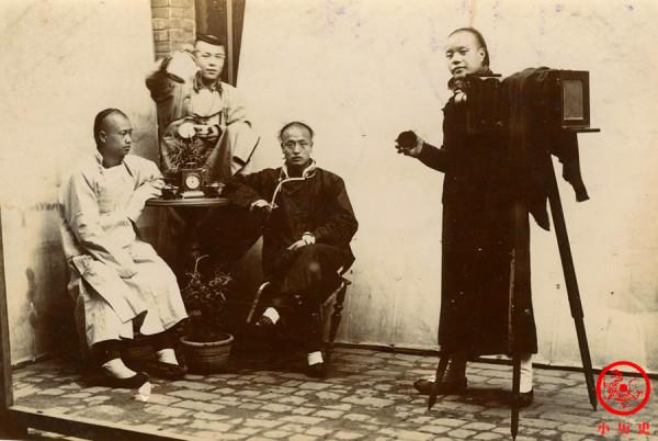 晚清老照片：康有為梁啟超逃亡期間拍合影，新娘頭頂籮筐出嫁