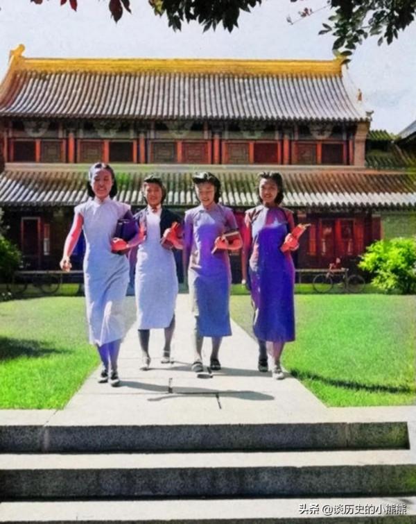百年前學生何模樣？燕京大學女生穿旗袍打乒乓，四人宿舍有暖氣