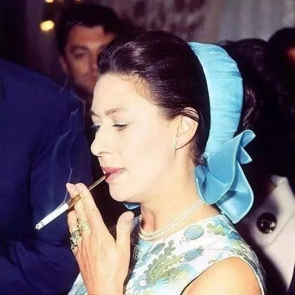 英女王年輕時沒有妹妹漂亮，50年後容貌卻翻轉，相由心生自律為王