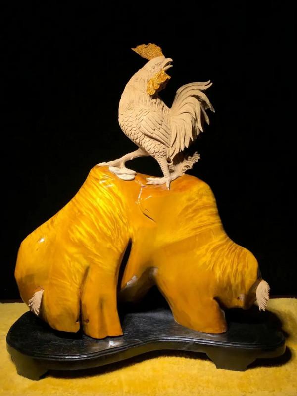 金雞回首望陽升！美輪美奐的金絲楠木雕