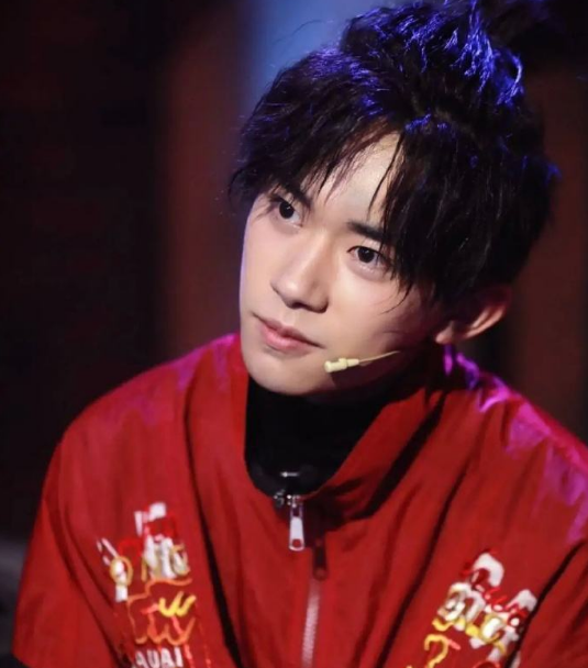 七次登臺央視春晚的千璽弟弟，在人民日報撰文，評論卻在喊話超哥