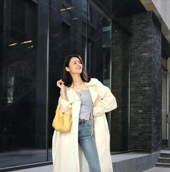 林峰老婆張馨月很有“超模範”，穿藍襯衫配短褲街拍，高階又洋氣