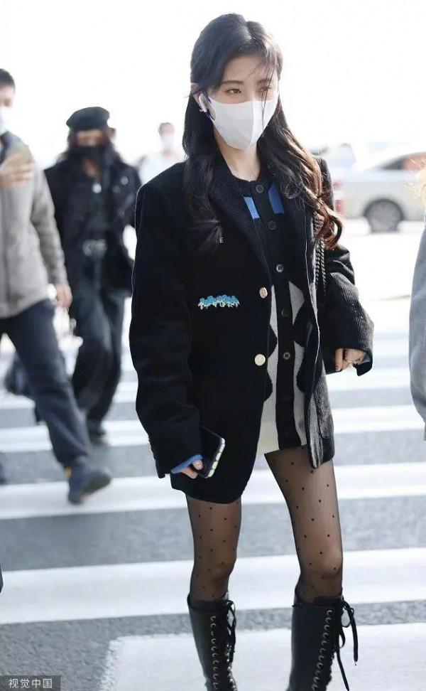 鞠婧禕機場秀，身穿毛衣長裙，黑絲襪長筒靴，太颯了