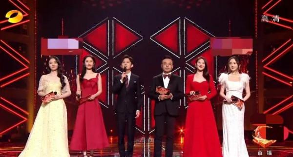 芒果臺雙11晚會:言承旭大驚喜,周筆暢像菠蘿精,龔琳娜賣力瞪眼 芒果臺雙11晚會:言承旭大驚喜,周筆暢像菠蘿精,龔琳娜賣力瞪眼