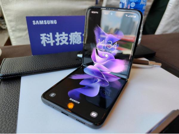 上握華為Mate40Rs，下持三星 Galaxy Z Flip3，效能與顏值兼得的快樂