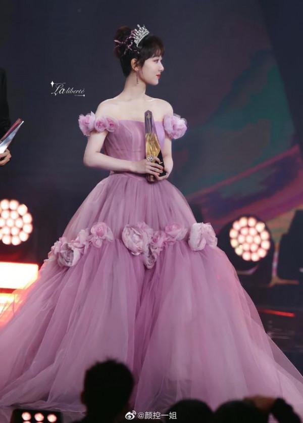 楊紫穿上紫色紗裙，就像墜入凡間的公主
