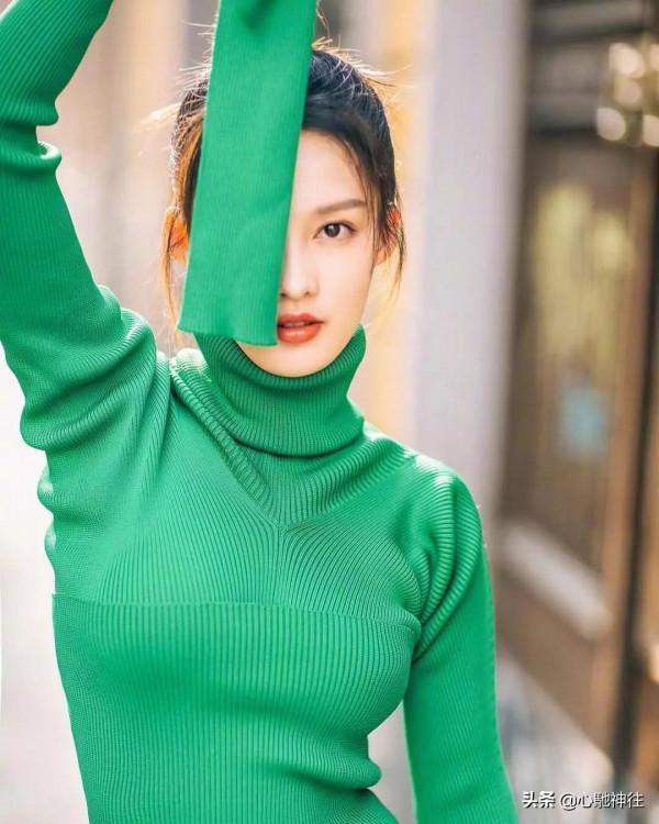 李沁身穿草綠色針織連衣裙溫柔甜美，高扎丸子頭活力十足