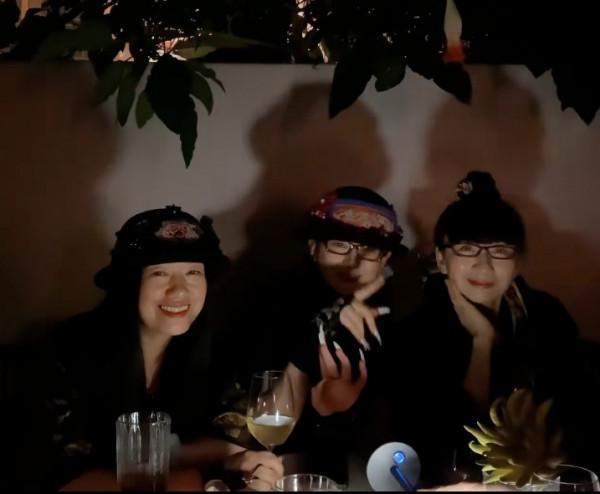 楊麗萍姊妹仨罕見聚會，三朵金花都是民族風打扮，模樣似複製貼上