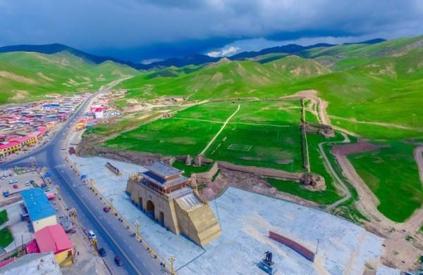 青海與甘肅交界，有座寶藏小縣城，幾乎包攬了兩地最美的風景