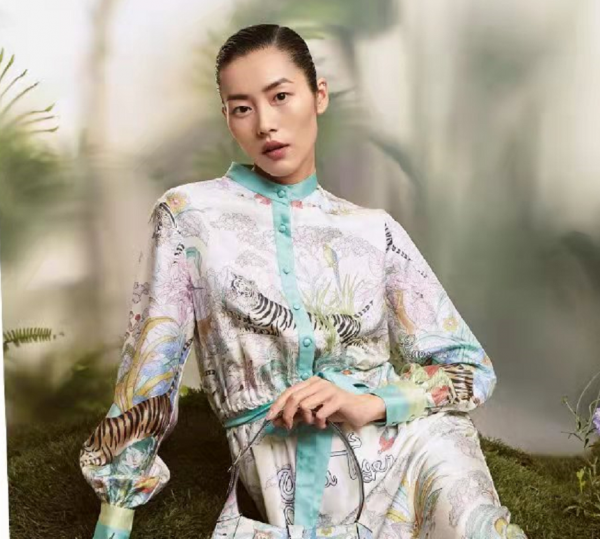 Gucci虎年放大招！劉雯梳大背頭直接把老虎穿身上，氣場比鄧倫強