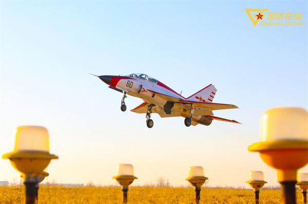 逐夢深藍！海軍航空大學某團新一批飛行學員成功單飛