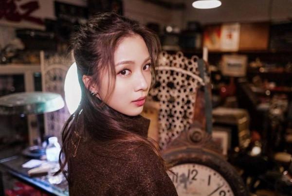 TVB高顏值港姐獲力捧上位，入行3年首當女一，新劇將展開三角戀