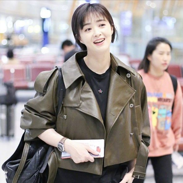 終於get到蔣欣的短髮！不僅超顯臉小，搭配空氣劉海至少嫩十歲