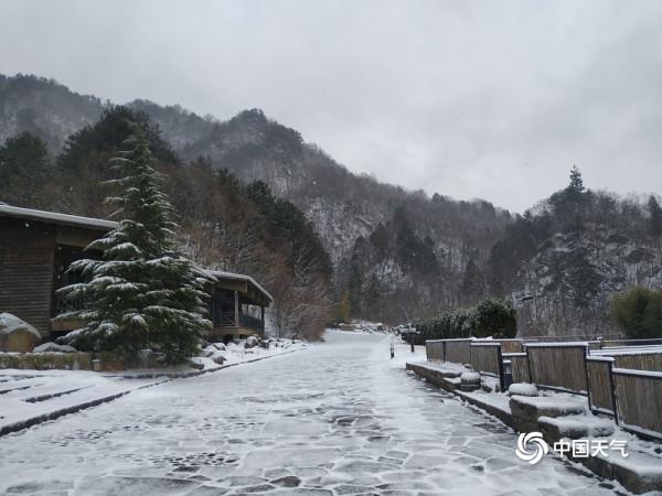 安徽白馬尖景區出現降雪 如水墨畫卷