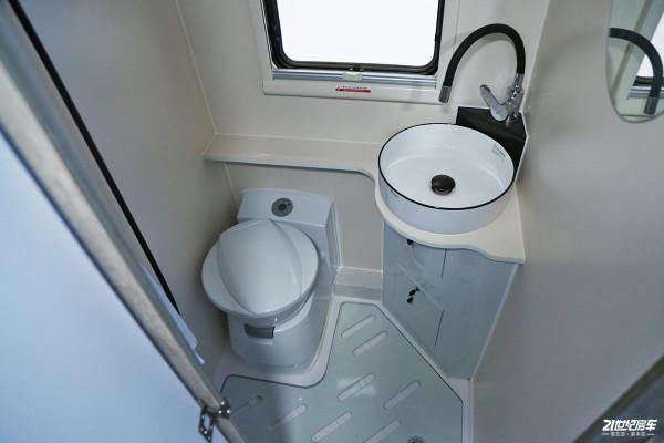 進口NewDaliy底盤，後拓展+升降床，霍夫勒2021款大白鯊T型房車