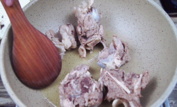 燉大骨頭湯，牢記&quot;2不放&quot;的訣竅，湯汁濃白不油膩，營養全保留