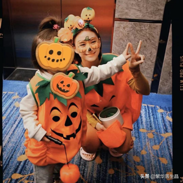 何超蓮陪倆侄女過萬聖節，打扮成南瓜造型，姑侄三人同框畫面溫馨