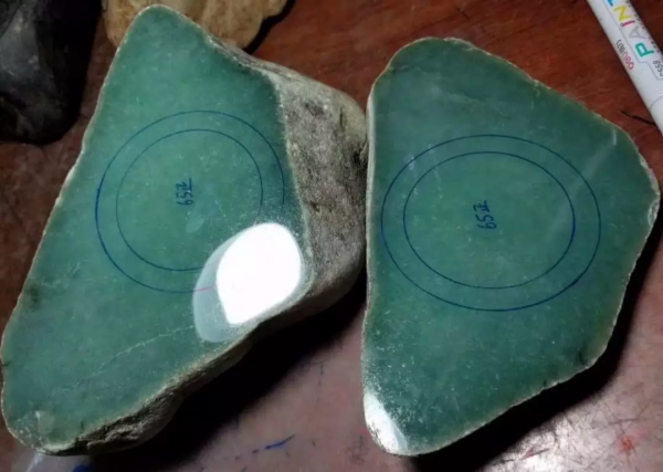 為博女友一笑,買下5.42公斤的原石,取出數條冰種滿綠手鐲 為博女友一笑,買下5.42公斤的原石,取出數條冰種滿綠手鐲