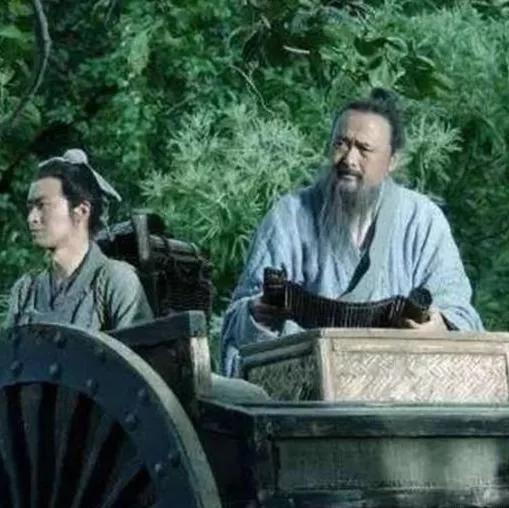 康熙站在孔子墓前，不跪，大臣遮住墓碑一字，康熙才願叩拜