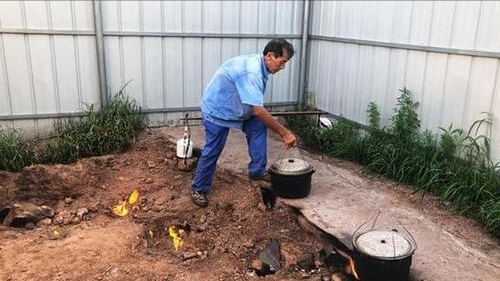 重慶村莊地上冒火60年不滅,村民用來燒水做飯,原來國外也有 重慶村莊地上冒火60年不滅,村民用來燒水做飯,原來國外也有