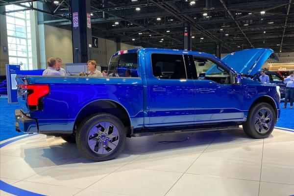 實拍福特F-150電動版，雙電機四驅佈局，新增400升前備箱