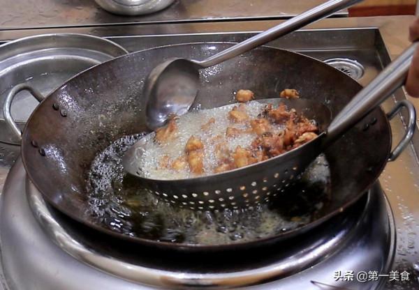 麻辣雞丁很多人第一步就做錯了，難怪不夠酥，廚師長教你秘製做法