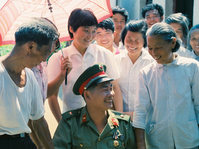 真正的硬漢！他為救戰友失去雙腿和左手，7次截肢身高84釐米