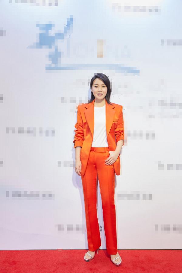 姚晨閆妮13年後同框，奔5中年女星太驚豔，同穿西裝瘦腿褲好搶鏡