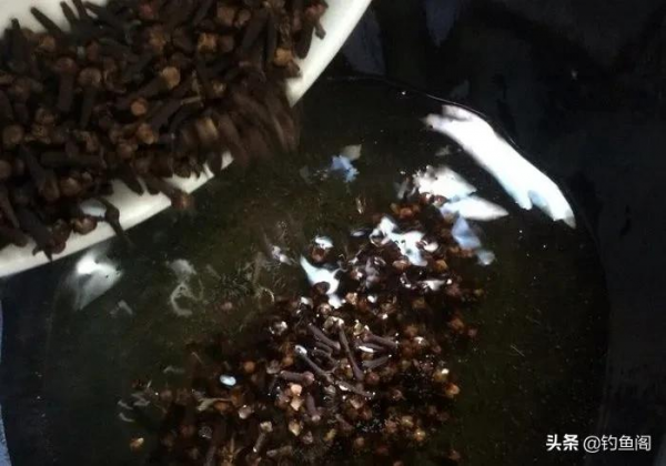 在家自制丁香油,拿蚯蚓蘸一下再施釣,魚兒的咬鉤率明顯增加 在家自制丁香油,拿蚯蚓蘸一下再施釣,魚兒的咬鉤率明顯增加