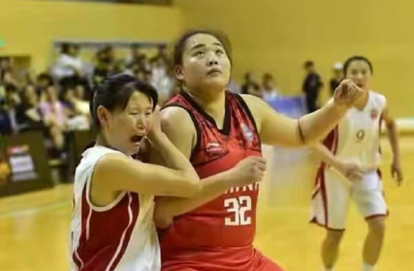 39分15板!中國女籃又一巨無霸,260斤統治籃下,比周琦還重70斤 39分15板!中國女籃又一巨無霸,260斤統治籃下,比周琦還重70斤