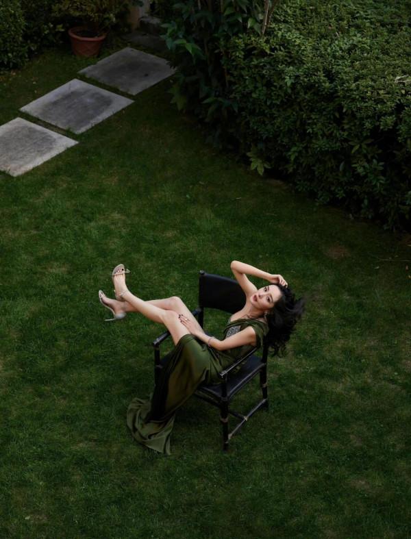 楊冪最新高畫質圖片，一襲綠色水波煙雨綢緞長裙倩影如碧