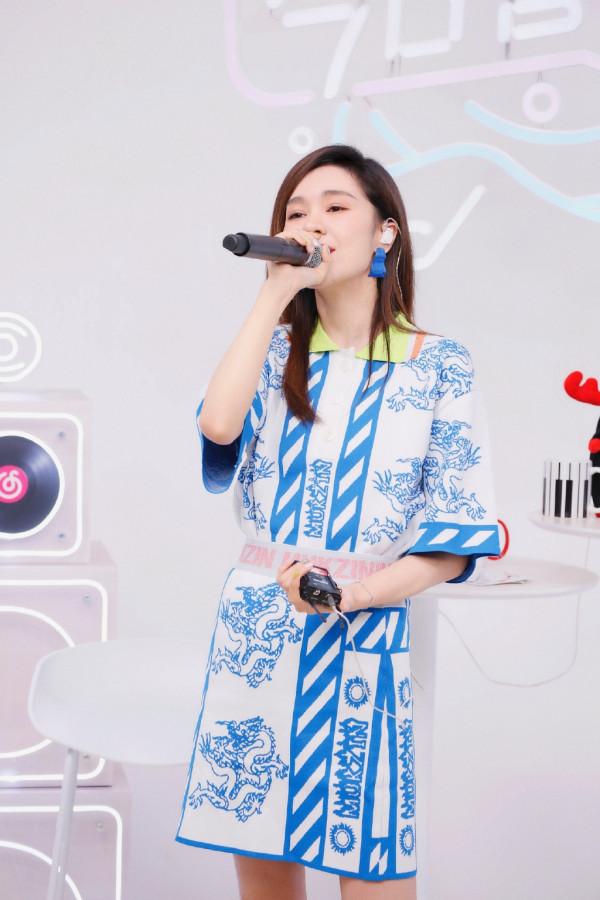 鬱可唯好會穿,一襲青花瓷連衣裙清新減齡,配短靴“漫畫腿”迷人 鬱可唯好會穿,一襲青花瓷連衣裙清新減齡,配短靴“漫畫腿”迷人