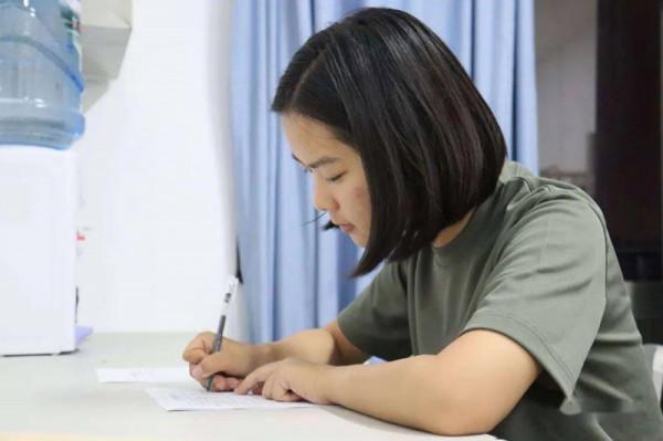 “雲南學霸”李盈:拒絕北大和10萬獎學金,只為圓心中的軍校夢 “雲南學霸”李盈:拒絕北大和10萬獎學金,只為圓心中的軍校夢