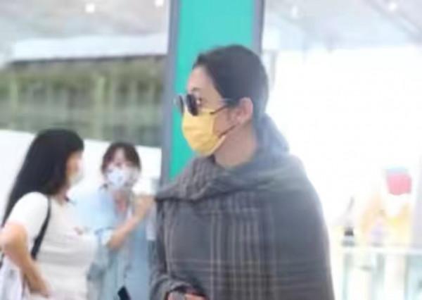 倪萍才是央視大贏家!暴瘦後圍披肩走機場霸氣十足,一姐氣場太強 倪萍才是央視大贏家!暴瘦後圍披肩走機場霸氣十足,一姐氣場太強