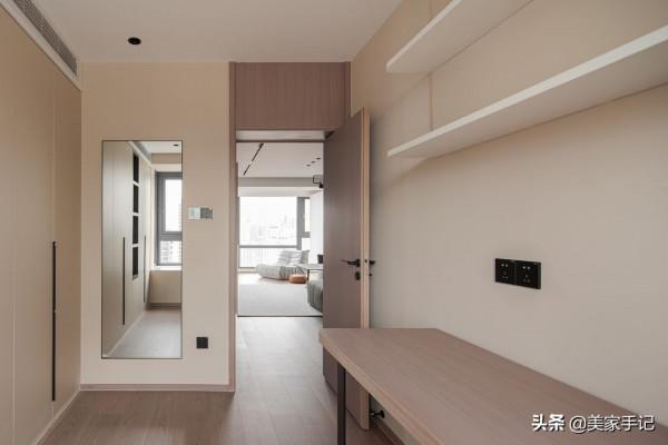 這對夫妻太有遠見，堅持摒棄陽臺，電視牆打滿櫃子，場面實用大氣