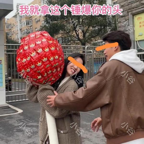 男子送女友禮物，520包辣條製作成巨型棒棒糖：用心是最好的禮物