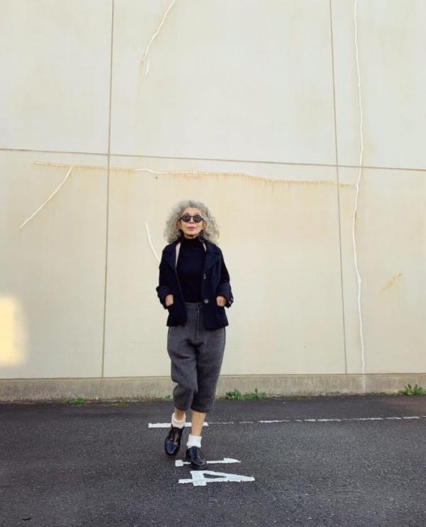 黑色憑什麼不老氣?看這個時尚界的寶藏奶奶就知道,太會穿了 黑色憑什麼不老氣?看這個時尚界的寶藏奶奶就知道,太會穿了