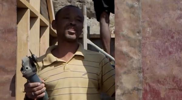 非洲天才手藝人,用汽油桶建房子,幾個小時就建好一棟“小別墅” 非洲天才手藝人,用汽油桶建房子,幾個小時就建好一棟“小別墅”