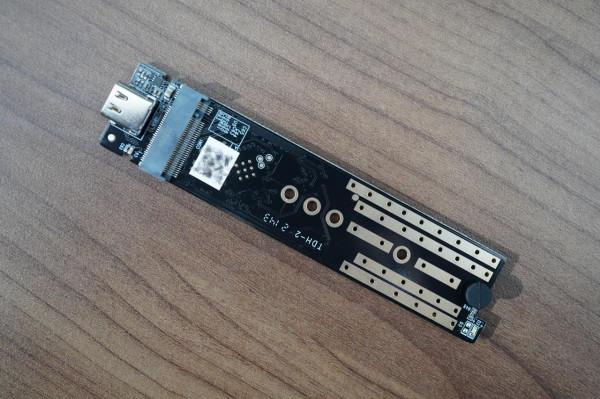 透明面板，高速傳輸—Yottamaster M.2 NVMe、SATA雙協議固態硬碟盒