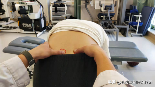 夜間或晨起腰痛，活動後會有緩解，醫生：別被誤導為腰椎間盤突出