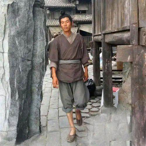 民間故事:瓦匠樹洞避雨,吃了山果,醒來以後失了童子身 民間故事:瓦匠樹洞避雨,吃了山果,醒來以後失了童子身