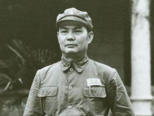 1976年周總理逝世後，鄧小平含淚下達三道命令，葉劍英：立即執行