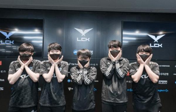 球王會聊球:RNG和T1小組賽不會碰面比賽規則已經確定VCS無緣比賽 球王會聊球:RNG和T1小組賽不會碰面比賽規則已經確定VCS無緣比賽