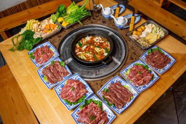 彌勒的“野蠻”牛肉館，用刀叉吃肉，蘸水秘方200萬都不賣