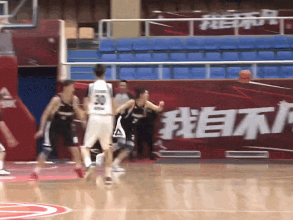 WCBA墊腳後續!隊友炮轟故意傷人,稱躺地近20分鐘沒救護車送醫 WCBA墊腳後續!隊友炮轟故意傷人,稱躺地近20分鐘沒救護車送醫