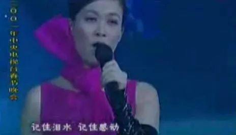 春晚40年女星造型史，前衛絕美的開創時尚，混進奇怪好笑的更搶戲