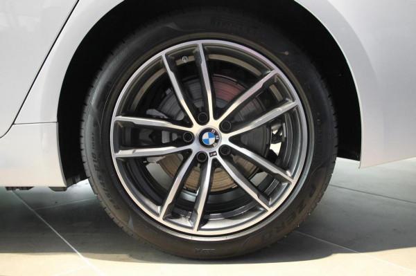 油耗僅1.5L的豪車,軸距超3米1,看車標就有檔次,實拍5系新能源 油耗僅1.5L的豪車,軸距超3米1,看車標就有檔次,實拍5系新能源