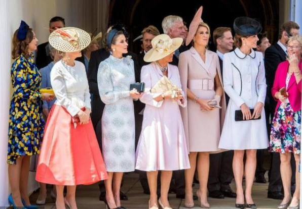 王室家庭曬聖誕照,七旬夫婦做法圈粉,16歲女王儲終於不擔心個頭 王室家庭曬聖誕照,七旬夫婦做法圈粉,16歲女王儲終於不擔心個頭